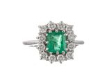 une bague à grappes d'émeraudes et de diamants