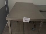 une table sur laquelle est posé un étiquetage de prix, dans une pièce