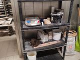 une étagère de la cuisine sur laquelle sont posés de nombreux objets