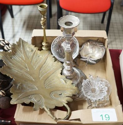 Un lot comprenant un bougeoir en bronze au fût à décor d'une…