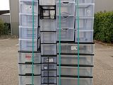 une grande pile de récipients en plastique posée sur une palette