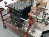 une machine posée sur un chariot dans un entrepôt