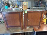 deux armoires en bois posées sur une table