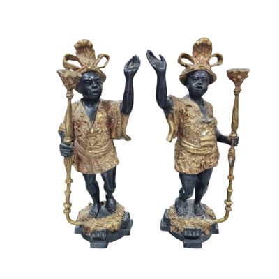 une paire de figurines noires et dorées représentant un homme et une femme