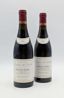deux bouteilles de vin rouge posées l'une à côté de l'autre sur une surface blanche