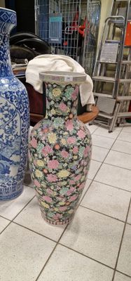 deux vases posés par terre dans un magasin