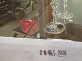 une affiche posée sur une étagère en verre dans la vitrine d'un magasin