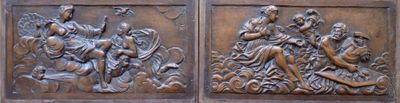 des sculptures sur la façade d'un bâtiment, avec une horloge en arrière-plan