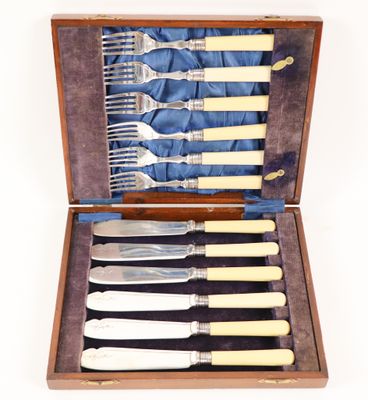 un coffret en bois contenant un service d'argenterie