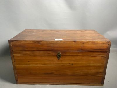 une vieille boîte en bois posée sur un fond blanc