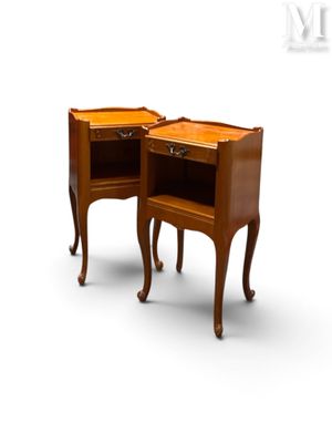 une paire de tables de chevet avec des tiroirs, placées l'une à côté de l'autre