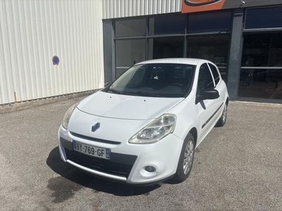 une photo d'une petite voiture blanche garée devant un immeuble