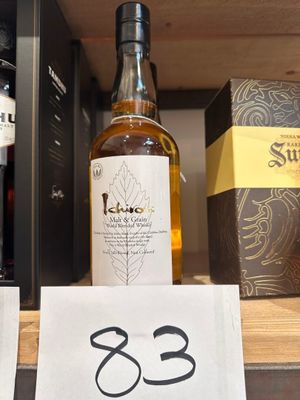 une bouteille d'alcool posée sur une étagère, avec une étiquette de prix dessus