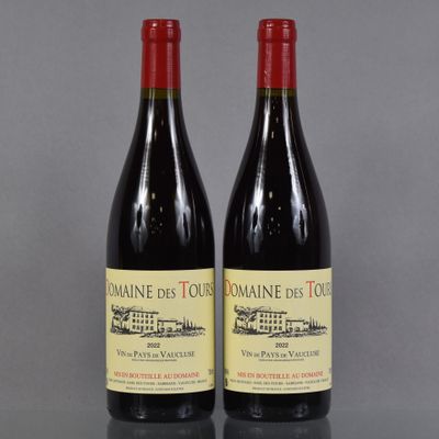 deux bouteilles de vin posées sur une table l'une à côté de l'autre