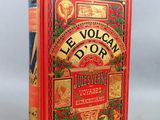un vieux livre à la couverture rouge posé sur une table