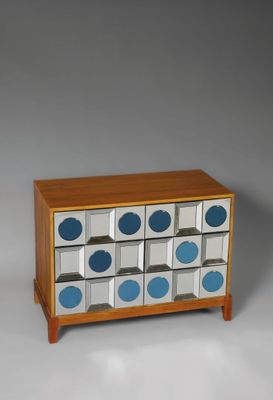 une photo d'une commode bleue et blanche