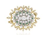 une broche en diamants et émeraudes, signée Van Cleef