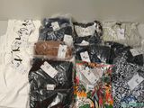un tas de vêtements posés sur une table