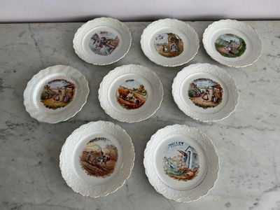 six assiettes blanches ornées d'images d'animaux, posées sur une table