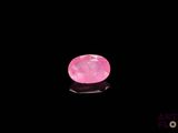 gros plan d'un diamant rose sur une surface noire