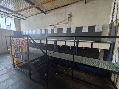 Station de bains d'acide avec éviers, plateforme et escalier…