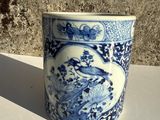 une tasse bleue et blanche ornée d'un oiseau