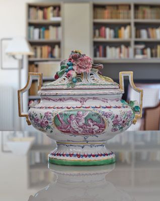 un vase posé sur une table devant une bibliothèque