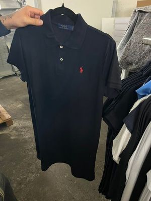 un polo suspendu à un cintre dans un magasin de vêtements