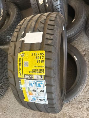 les pneus sont empilés les uns sur les autres