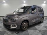 La nouvelle camionnette Citroën est garée sur un sol à damier.