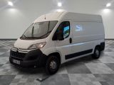 la camionnette blanche est garée sur le sol en damier d'une pièce