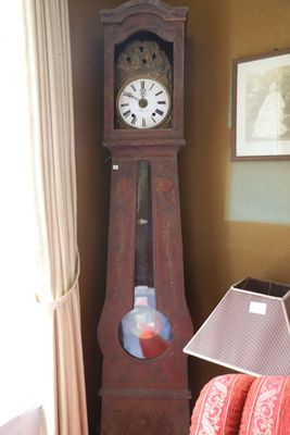 une horloge de parquet dans un coin du salon