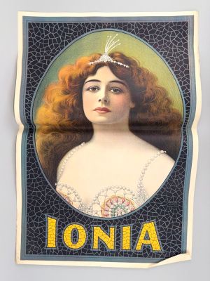 une photo d'une affiche vintage représentant une femme aux longs cheveux roux