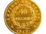 gros plan d'une pièce d'or sur fond blanc