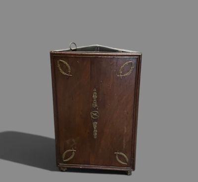 une armoire en bois munie d'une poignée en métal