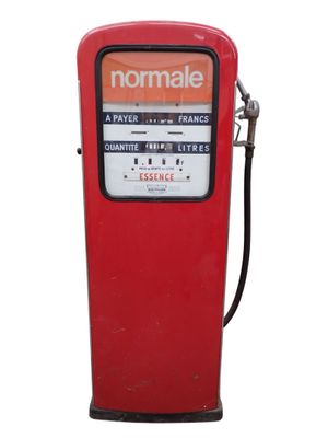 une pompe à essence rouge posée sur une surface blanche