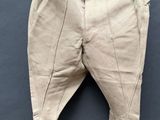 un vieux pantalon suspendu à une corde à linge fixée au mur