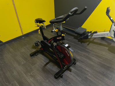 un vélo d'appartement et un vélo d'appartement dans une salle de sport