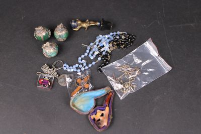 beaucoup de bijoux posés sur la table