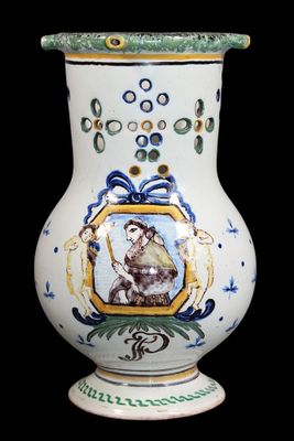 un vase blanc orné d'une image de singe