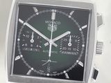 un gros plan d'une montre au cadran vert