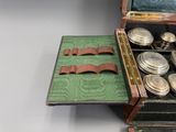 une boîte contenant tout un tas de pièces de monnaie