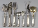 beaucoup de cuillères et de fourchettes en argent sur la table