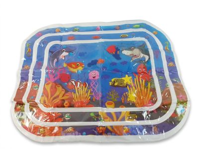 Ce tapis gonflable pour bébé aux motifs marins permet un éve…