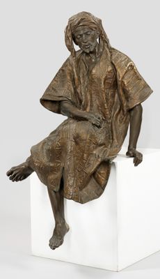 statue en bronze représentant une femme assise sur un cube blanc