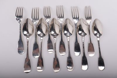six fourchettes et six couteaux sont disposés en rangée