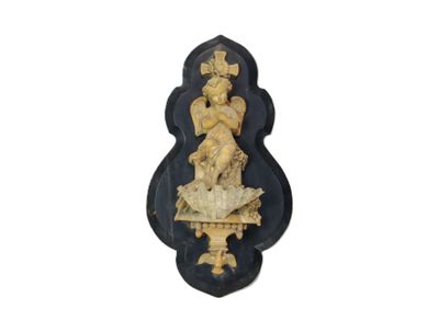 une image représentant une statue d'ange sur un socle