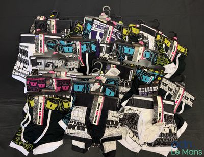 de nombreuses paires de chaussettes sur fond noir