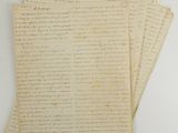 une pile de vieux papiers posée sur une table