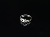 gros plan d'une bague en argent sur une surface noire